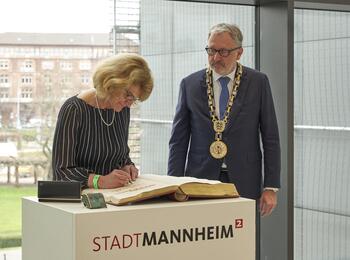 Prof. Christa-Dürscheid trägt sich ins Goldene Buch ein