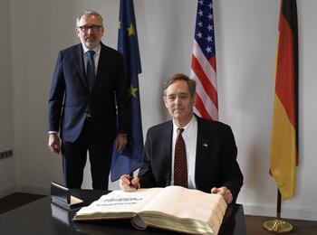 Generalkonsul Scharpf trägt sich ins Goldene Buch ein