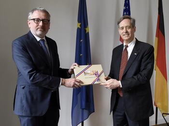 OB Dr. Kurz übergibt ein Gastgeschenk an den amerikansichen Generalkonsul