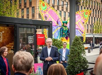 OB Dr. Peter Kurz bei der Eröffnung der mobilen BUGA-Vorverkaufsstelle auf dem Paradeplatz