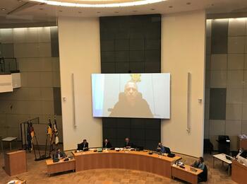 Roman Klichuk, Oberbürgermeister von Czernowicz, spricht vor dem Mannheimer Gemeinderat