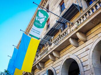 Ukraine Flaggen am Rathaus E5