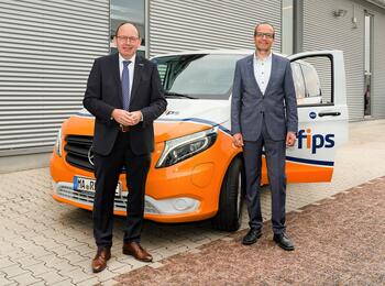 Erster Bürgermeister und ÖPNV-Dezernent Christian Specht mit dem Kaufmännischen Geschäftsführer der rnv, Christian Volz, vor dem fips.