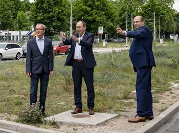 Erster Bürgermeister und ÖPNV-Dezernent Christian Specht (Mitte), gemeinsam mit Marcus Geithe (rechts), Geschäftsführer der MV Mannheimer Verkehr GmbH, und Sebastian Klostermann, rnv-Projektverantwortlicher (links) an der Freihaltetrasse im Glückstein-Quartier
