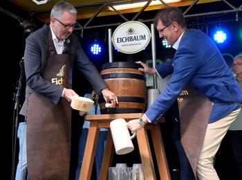 Oberbürgermeister Dr. Peter Kurz und Bürgermeister Michael Grötsch beim gemeinsamen Fassanstich