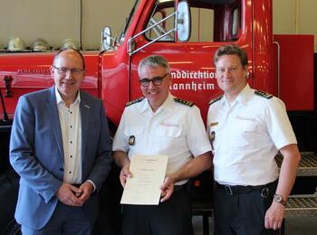 v.l.n.r.: Erster Bürgermeister und Feuerwehrdezernent Christian Specht, Ehrenabteilungskommandant der FF sowie stv. Kommandant der BF Mannheim Jens Stiegel, Feuerwehrkommandant der Berufsfeuerwehr Mannheim Thomas Näther