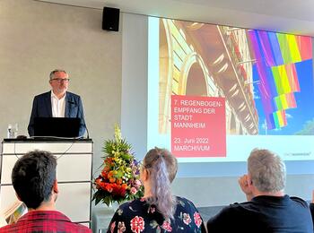 Oberbürgermeister Dr. Peter Kurz bei seiner Rede anlässlich des 7. Regenbogenempfang Stadt Mannheim 2022