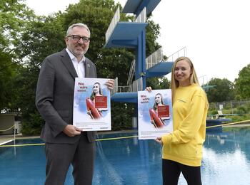 Oberbürgermeister Dr. Peter Kurz zusammen mit Rubina Polland, Auszubildende zur Fachangestellten für Bäderbetriebe