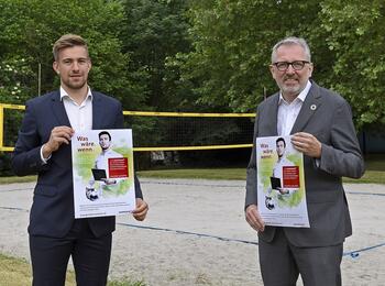 Oberbürgermeister Dr. Peter Kurz zusammen mit Marco Cardona, Studierender Messe-, Kongress- und Eventmanagement, Fachrichtung Sport und Freizeit