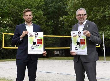 Oberbürgermeister Dr. Peter Kurz zusammen mit Marco Cardona, Studierender Messe-, Kongress- und Eventmanagement, Fachrichtung Sport und Freizeit