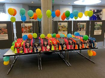 Die Schulranzen stehen bereit.