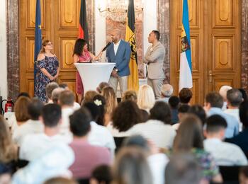 Moderatorin der Einbürgerungsveranstaltung Rosa Omenaca Prado und die Teilnehmenden der Talkrunde Maria Perri, Abdalla Gdoura, Muhammad Shoaib Ahmed Jalili