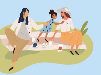 Eine Mann und eine Frau sitzen gemeinsam mit einem kleinen Mädchen auf einer Decke im Freien und picknicken. 