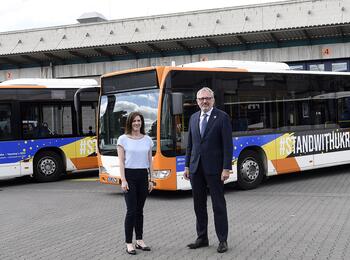 Oberbürgermeister Dr. Peter Kurz sowie Stefanie Miller vom Fachbereich Internationales, Europa und Protokoll vor der Abfahrt der Busse nach Czernowitz