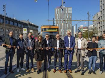 Im Bild u.a. zu sehen: Erster Bürgermeister und ÖPNV-Dezernent Christian Specht, Bürgermeisterin Prof. Dr. Diana Pretzell, Martin in der Beek (Technischer Geschäftsführer rnv GmbH), Christian Volz (Kaufmännischer Geschäftsführer rnv GmbH), Marcus Geithe (Geschäftsführer MV Mannheimer Verkehr GmbH)