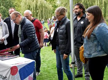 Gemeinsamer Rundgang von Dirk Grunert, Bürgermeister für Bildung, Jugend und Gesundheit, mit Vertretere*innen des Stadtjugendring Mannheim e.V., der Stadtpark Mannheim gGmbH und der Jugendförderung im Fachbereich Jugendamt und Gesundheitsamt, die das Kinderspektakel 2022 gemeinsam vorbereitet haben.  