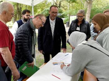 Gemeinsamer Rundgang von Dirk Grunert, Bürgermeister für Bildung, Jugend und Gesundheit, mit Vertretere*innen des Stadtjugendring Mannheim e.V., der Stadtpark Mannheim gGmbH und der Jugendförderung im Fachbereich Jugendamt und Gesundheitsamt, die das Kinderspektakel 2022 gemeinsam vorbereitet haben.  