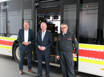 Innenstaatssekretär Klenk (Mitte) mit Erstem Bürgermeister Specht (li.) und stellv. Feuerwehrkommandant Stiegel (re.) vor dem Intensivtransportbus.