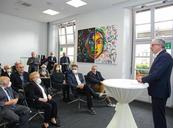 Oberbürgermeister Dr. Peter Kurz bei der Überreichung des Bundesverdienstkreuzes an Karla Spagerer