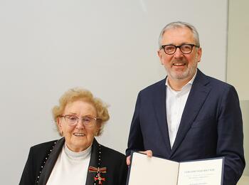 Karla Spagerer und Oberbürgermeister Dr. Peter Kurz bei der Überreichung des Bundesverdienstkreuzes