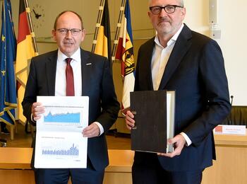 Oberbürgermeister Dr. Peter Kurz und Erster Bürgermeister und Kämmerer Christian Specht haben den Entwurf für den Haushalt des Jahres 2023 vorgestellt.