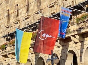 Stadt Mannheim zeigt Flagge gegen Gewalt an Frauen und Mädchen