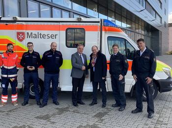 v.l.n.r.: Christian Mürken, Rettungssanitäter; Philipp Mader, Bereichsleiter Rettungsdienst; Tobias Fellhauer, Leiter Rettungsdienst; Peter Neuhauser, Bezirksgeschäftsführer Malteser Hilfsdienst gemeinnützige GmbH; Erster Bürgermeister Christian Specht; Thomas Näther, Amtsleiter Feuerwehr & Katastrophenschutz; Simon Berger, Wachbereichsleiter Hauptfeuerwache