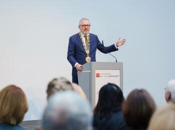 Oberbürgermeister Dr. Peter Kurz bei seiner Rede im Rahmen des Festakts zum Schillerpreis 2022