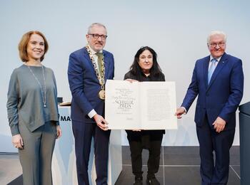 Petra Olschowski, baden-württembergische Ministerin für Wissenschaft, Forschung und Kunst, Oberbürgermeister Dr. Peter Kurz, Preisträgerin Emine Sevgi Özdamar und Laudator Bundespräsident Frank-Walter Steinmeier (v.l.n.r.) bei der Übergabe des Schillerpreises 2022 der Stadt Mannheim 