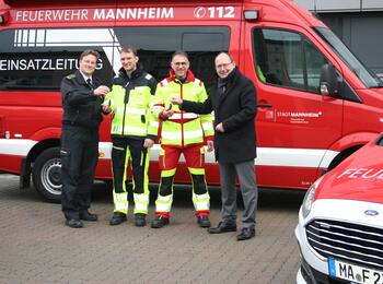 Schlüsselübergabe.  v.l.n.r.: Feuerwehrkommandant Thomas Näther, Dr. med. Michael Schöler (Sprecher LNA-Gruppe), Dr. med. Sascha Klemm (stv. Sprecher LNA-Gruppe), Erster Bürgermeister und Feuerwehrdezernent Christian Specht