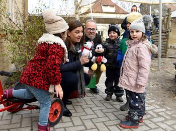Staatssekretärin Deligöz und Grunert mit Kindern