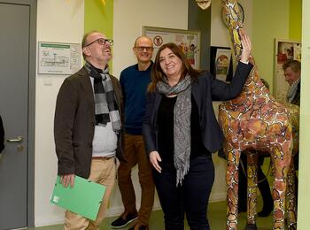 Deligöz und Grunert im Kinderhaus mit Giraffe