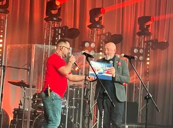 Stadtrat Markus Sprengler übergibt ein von den Adlern signiertes Trikot für die Versteigerung