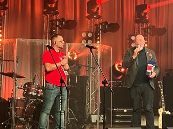 Stadtrat Markus Sprengler begrüßt bei der Spendengala "Großes Orchester der Weihnachtshilfe" die Anwesenden im Namen des Oberbürgermeisters