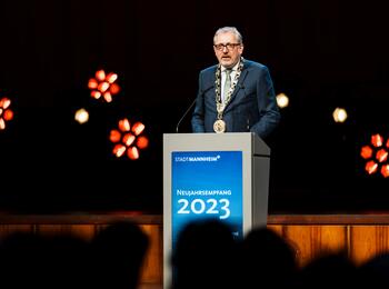 Oberbürgermeister Dr. Peter Kurz bei seiner Neujahrsrede im Rahmen des Festakts