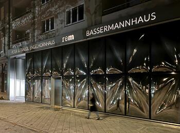 Außenaufnahme mit Glasfassade bei Nacht