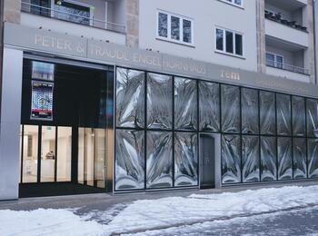 Außenaufnahme mit Glasfassade bei Tag