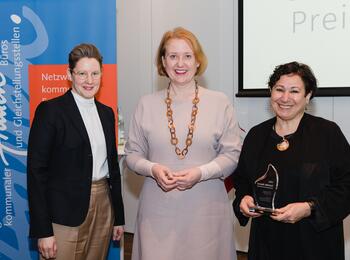 (v.l.) Gwendolin Schneider (stellvertretende Gleichstellungsbeauftragte der Stadt Mannheim), Bundesfrauenministerin Lisa Paus, Zahra Deilami (Gleichstellungsbeauftragte der Stadt Mannheim)