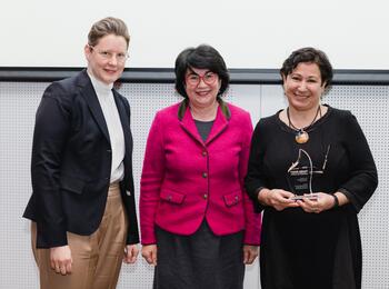 (v. l.) Gwendolin Schneider (stellv. Gleichstellungsbeauftragte der Stadt Mannheim), Laudatorin Maria Unger, Bürgermeisterin a. D. der Stadt Gütersloh, Zahra Deilami, Gleichstellungsbeauftragte der Stadt Mannheim