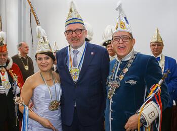 Prinzessinnenempfang 2023: Oberbürgermeister Dr. Peter Kurz (mitte) mit dem Stadtprinzenpaar Prinzessin Daniela II. und Stadtprinz Ben I.