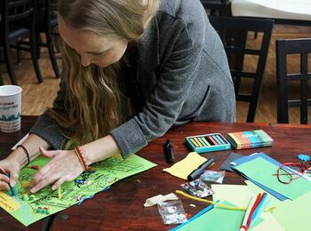 Frau bastelt ein Poster während eines Workshops