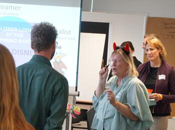 Team nutzt Verkleidung für Perspektivenwechsel bei Workshop