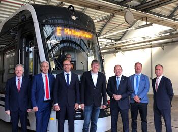 v.l.n.r.: Dr. Kay Biebler (Senior Project Director Skoda Transportation), Jan Harder (President Western Europe Skoda Group), Christian Volz (kfm. Geschäftsführer rnv), Frank Ehemann (Projektleiter RNT & Bereichsleiter Fahrzeuge rnv), Christian Specht (Erster Bürgermeister Stadt Mannheim), Mikko Koskue (Finnischer Botschaftsrat Handel und Investition), Didier Pfleger (CEO Skoda Group)