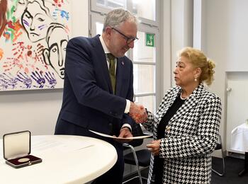 Dr. Peter Kurz überreicht Ilona Lagrene Staufermedaille in Gold
