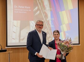 Vertretend für den Wirtschaftsweiber e. V. nahm Kerstin Rätz (Leiterin der Regionalgruppe Rhein-Neckar der Wirtschaftsweiber) die Urkunde von Oberbürgermeister Dr. Peter Kurz entgegen.