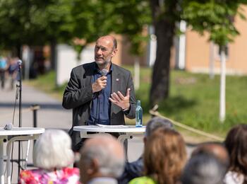 BUGA-23-Geschäftsführer Michael Schnellbach bei der Eröffnung des Erinnerungsorts an die Mannheimer „Gastarbeiter*innen“