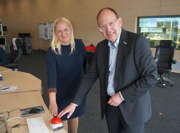 Diana Stolz, Erste Beigeordnete des Kreises Bergstraße (in Vertretung für Landrat Christian Engelhardt), und Christian Specht, Erster Bürgermeister und Feuerwehrdezernent der Stadt Mannheim, beim symbolischen Drücken des Startknopfs.
