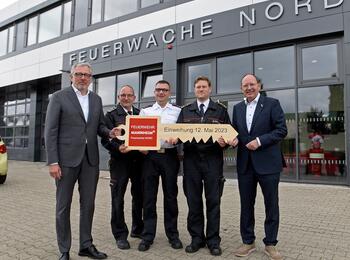Von links nach rechts: Oberbürgermeister Peter Kurz, Wachbereichsleiter Nord Klaus Sieber, Abteilungskommandant Markus Richter, Feuerwehrkommandant Thomas Näther und Erster Bürgermeister und Feuerwehrdezernet Christian Specht stehen vor der Feuerwache Nord in der Hand einen überdimensionalen Schlüssel