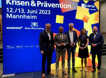 v.l.n.r.: Oberbürgermeister Dr. Peter Kurz, Innenminister Thomas Strobl, Erich Marks (Geschäftsführer DPT), Prof. Dr. Gina Wollinger (Hochschule für Polizei und öffentliche Verwaltung NRW), Erster Bürgermeister Christian Specht