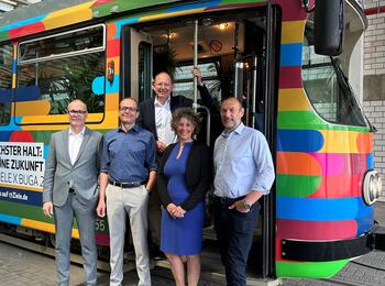 v.l.n.r.: Christian Mäntele (Leiter des Projekts #17Ziele bei Engagement Global), Christian Volz (Kaufm. Geschäftsführer der rnv), Christian Specht (Erster Bürgermeister und ÖPNV-Dezernent), Prof. Dr. Diana Pretzell (Umweltbürgermeisterin), Michael Schnellbach (Geschäftsführer der BUGA 23)